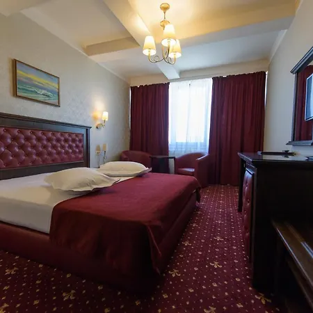 Отель Golden Palace 4*