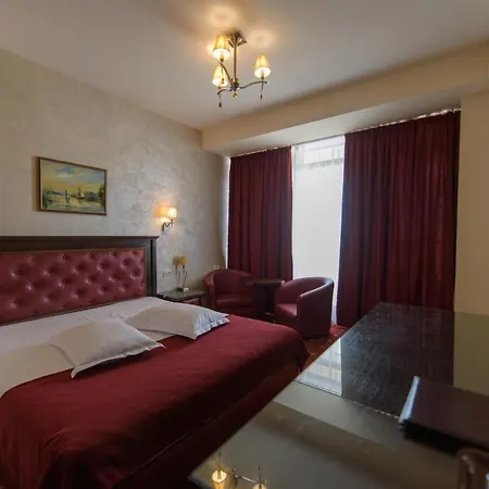 מלון Golden Palace 4*